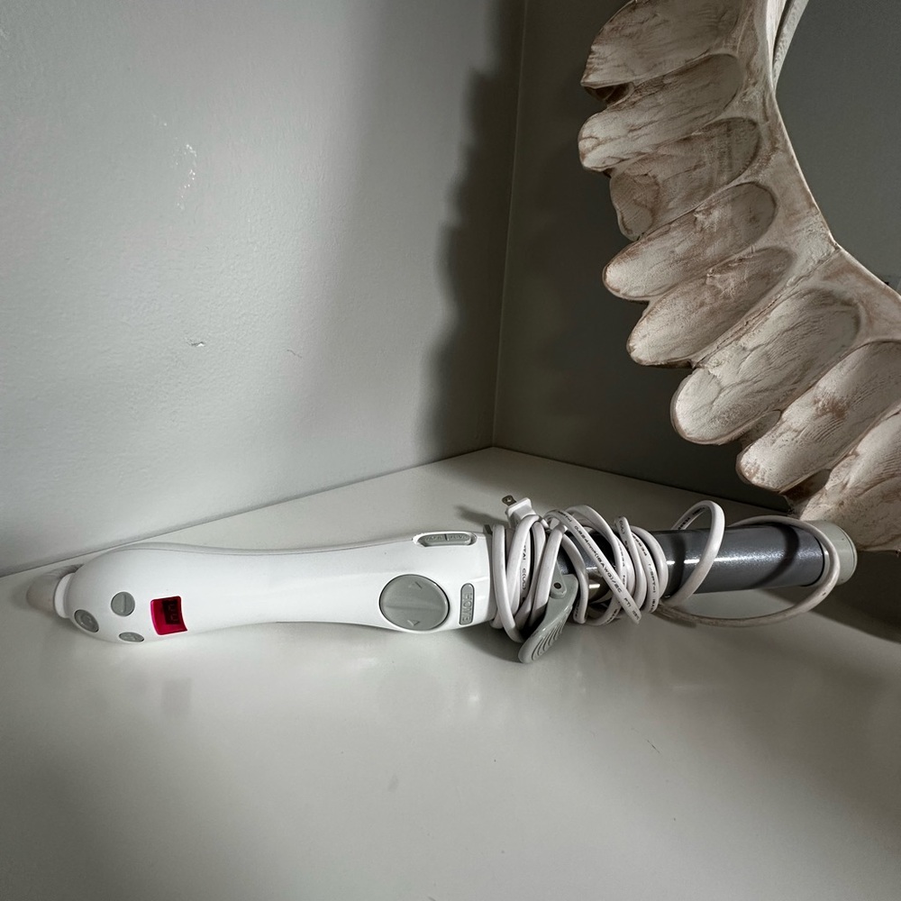 The Beachwaver Co. White and Silver Curling Wand